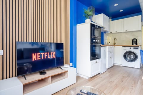 TV and multimedia, Kitchen or kitchenette, Living room, oven, stove