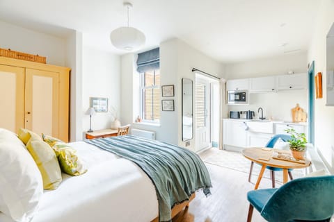 Bed, Kitchen or kitchenette, Photo of the whole room, Seating area, Dining area, Bedroom, towels, wardrobe