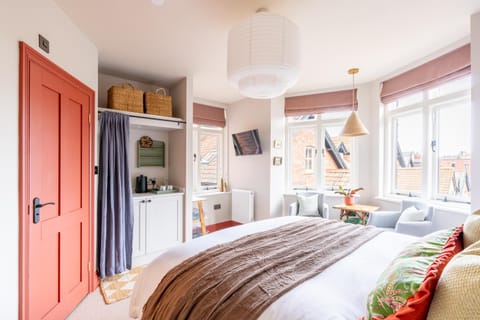Bed, Kitchen or kitchenette, Photo of the whole room, Seating area, Bedroom, wardrobe