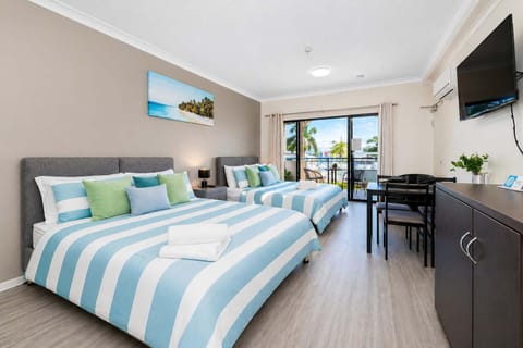 Bed, TV and multimedia, Living room, Photo of the whole room, Seating area, Bedroom