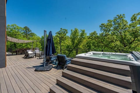 Luxurious Retreat! Private Creek View, Hot-tub, Pool House in Hot Springs