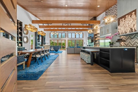 Luxurious Retreat! Private Creek View, Hot-tub, Pool House in Hot Springs