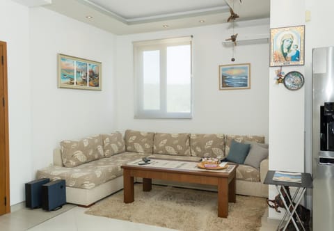 TV and multimedia, Living room, Seating area, air conditioner