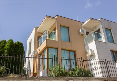 Property building, Day, On site