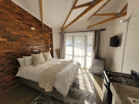 Bed, TV and multimedia, Photo of the whole room