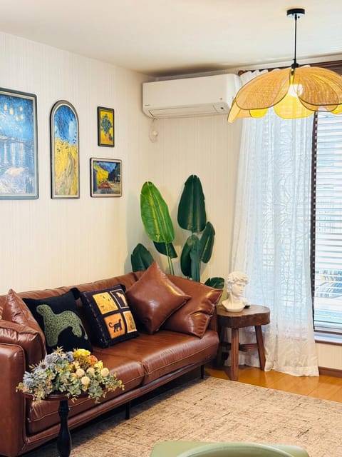 Living room, Seating area, air conditioner