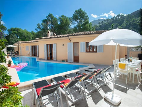 Property building, Patio, Pool view, Swimming pool, sunbed