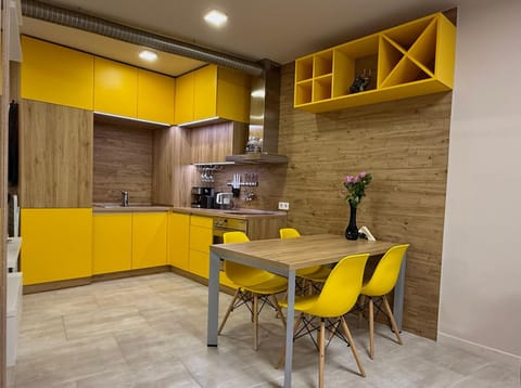 Kitchen or kitchenette, Dining area