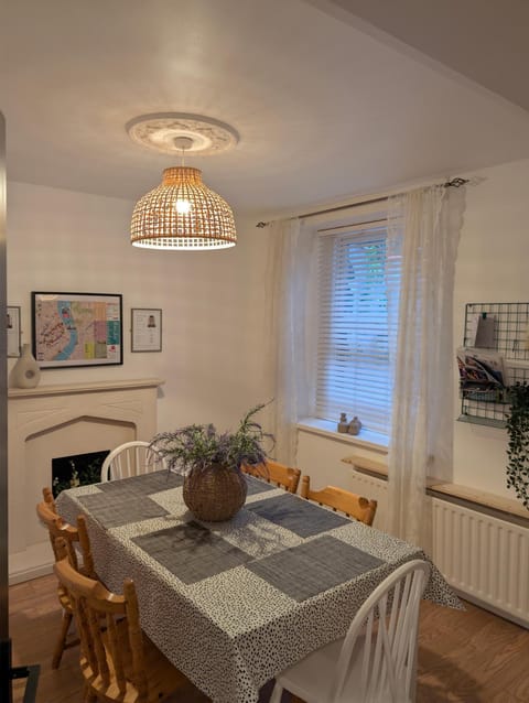 Seating area, Dining area