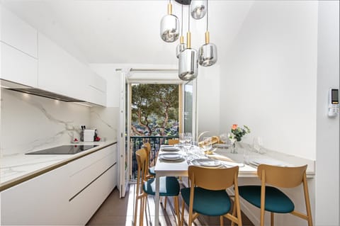 Coffee/tea facilities, Balcony/Terrace, Kitchen or kitchenette, Dining area, stove