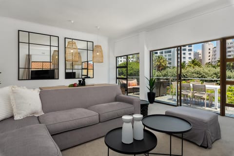 Sea Point Bliss - Access to Beach & Saunders Pool Apartment in Sea Point