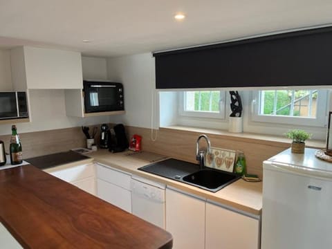 Coffee/tea facilities, dishwasher, minibar, oven, stove, toaster