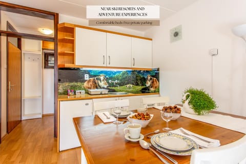 Kitchen or kitchenette, Food and drinks, Dining area, Food, minibar