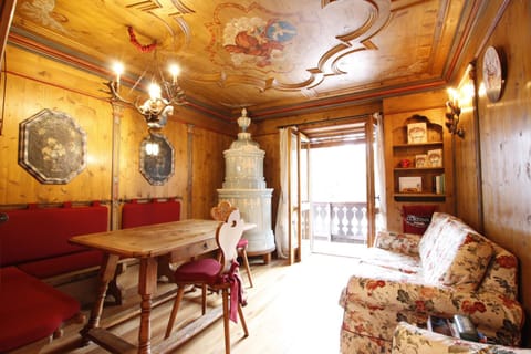 Seating area, Dining area