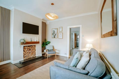 Communal lounge/ TV room, Library, TV and multimedia, Seating area, Evening entertainment