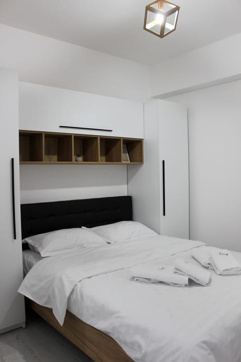 Property building, Bed, Photo of the whole room, Bedroom, fireplace, towels, wardrobe