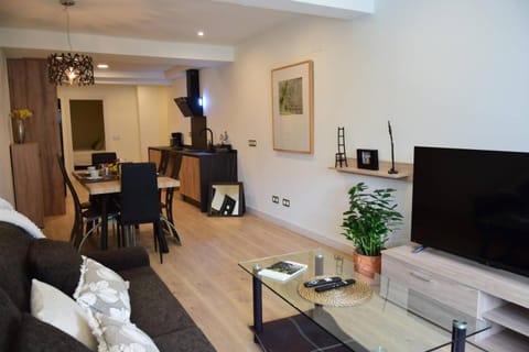 Communal lounge/ TV room, TV and multimedia, Kitchen or kitchenette, Living room, Seating area, Evening entertainment