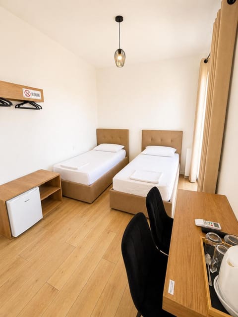 Toilet, Property building, Coffee/tea facilities, Bedroom, hair dryier, internet, minibar, air conditioner