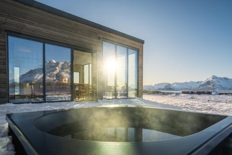 Lyngvær Sunset Lodge - Jacuzzi & Sauna - No 20 House in Lofoten