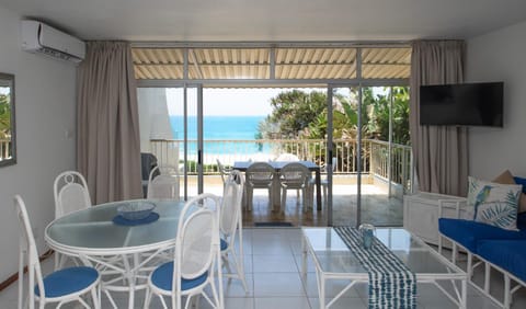 Patio, Communal lounge/ TV room, Natural landscape, TV and multimedia, View (from property/room), Balcony/Terrace, Living room, Seating area, Dining area, Beach, Evening entertainment, Sea view