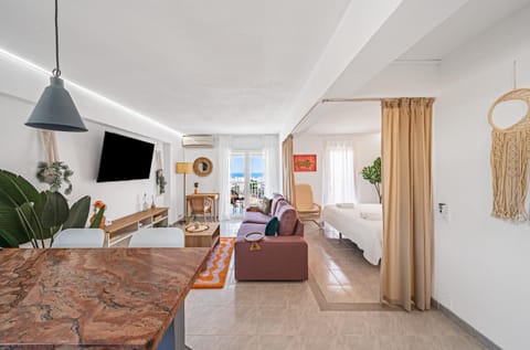 Bed, TV and multimedia, Living room, Photo of the whole room, Seating area, Evening entertainment, Bedroom