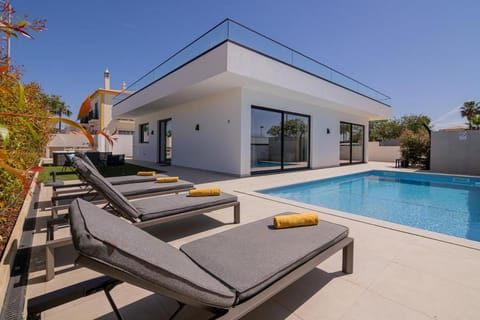 Property building, Patio, Day, Pool view, Swimming pool, sunbed