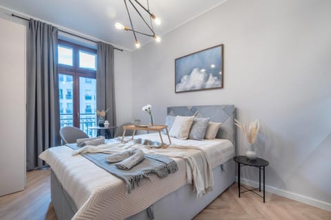 Bed, Living room, Photo of the whole room, Seating area, Bedroom, towels
