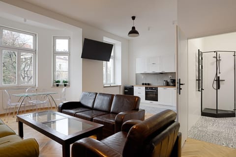 TV and multimedia, Kitchen or kitchenette, Living room, Seating area, Dining area