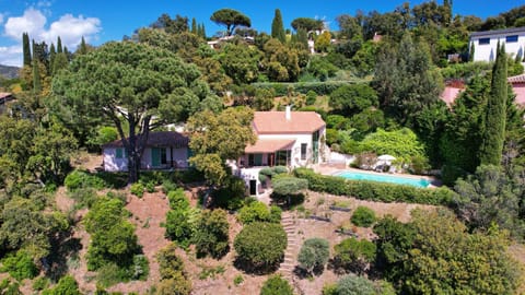 Villa Lougabie pour 8 personnes, vue mer et piscine sur le Domaine de Valcros à La Londe-Les Maures Villa in La Londe-les-Maures