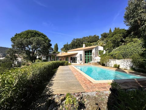 Villa Lougabie pour 8 personnes, vue mer et piscine sur le Domaine de Valcros à La Londe-Les Maures Villa in La Londe-les-Maures