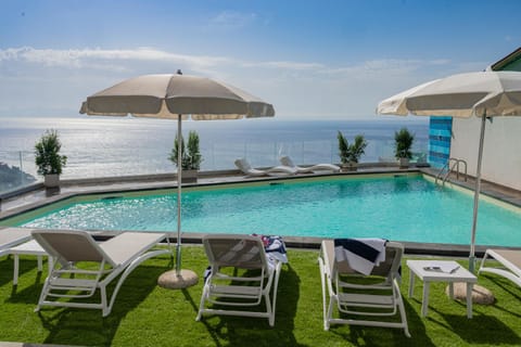 Property building, Sea view, Swimming pool, sunbed