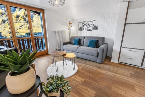 Communal lounge/ TV room, Living room, Lounge or bar
