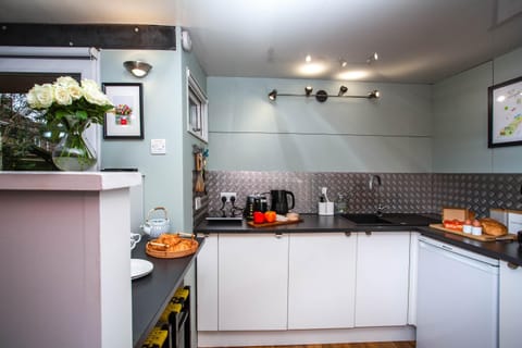 Coffee/tea facilities, Kitchen or kitchenette, microwave, stove, toaster, kitchen