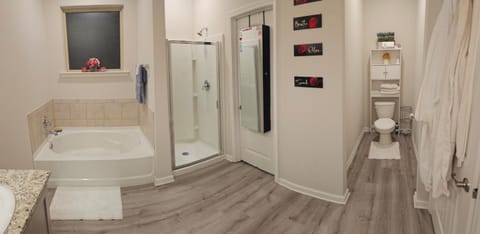 Spacious 4-bedroom house with WiFi, in peaceful Slidell with Lake in backyard House in Slidell