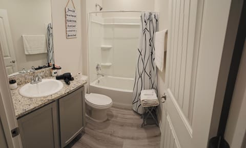 Spacious 4-bedroom house with WiFi, in peaceful Slidell with Lake in backyard House in Slidell