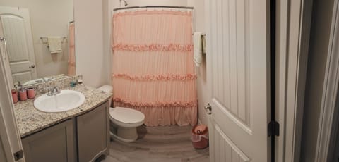 Spacious 4-bedroom house with WiFi, in peaceful Slidell with Lake in backyard House in Slidell