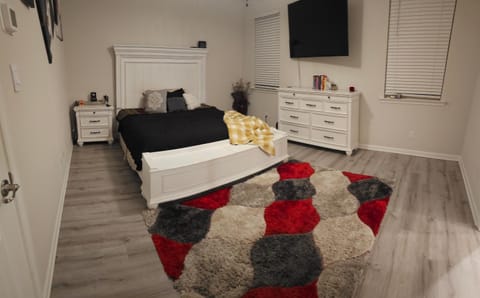 Spacious 4-bedroom house with WiFi, in peaceful Slidell with Lake in backyard House in Slidell