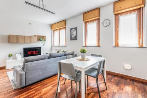 TV and multimedia, Living room, Seating area, Dining area