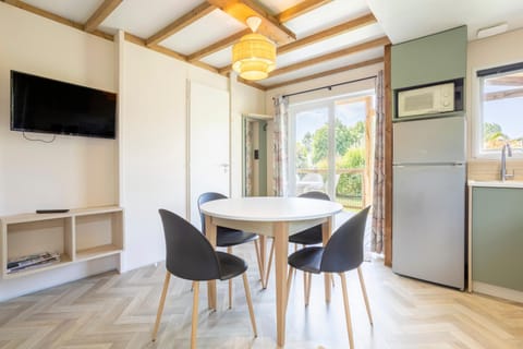 Property building, Kitchen or kitchenette, Living room