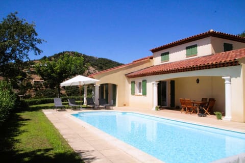 Villa Verde climatisée pour 10 personnes avec piscine chauffée et vue mer à La Londe les Maures Villa in La Londe-les-Maures