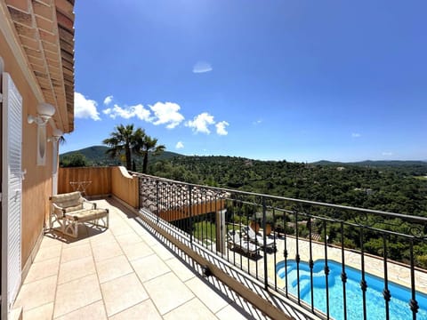 Villa Caprice pour 8 personnes avec piscine privée et splendide vue mer, à La Londe-Les-Maures Villa in La Londe-les-Maures
