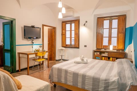 Bed, TV and multimedia, Living room, Photo of the whole room, Bedroom