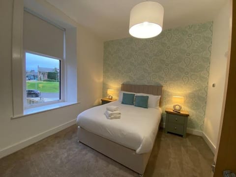 1 Smithhills Sleeps 5 Central and Spacious Apartment in Paisley