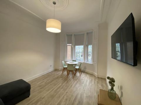 1 Smithhills Sleeps 5 Central and Spacious Apartment in Paisley