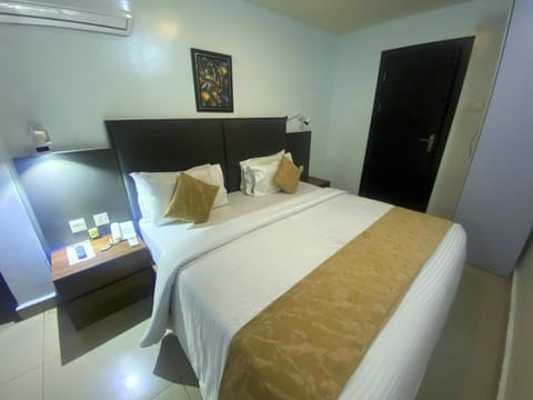 Bed, Photo of the whole room, Bedroom, air conditioner
