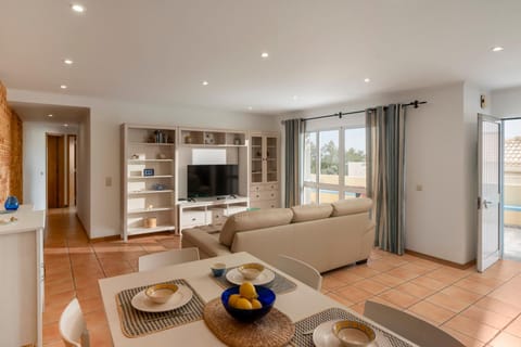 Communal lounge/ TV room, TV and multimedia, Living room, Seating area, Dining area