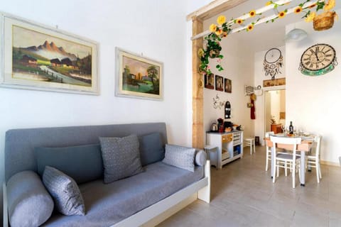 Living room, Decorative detail, Dining area