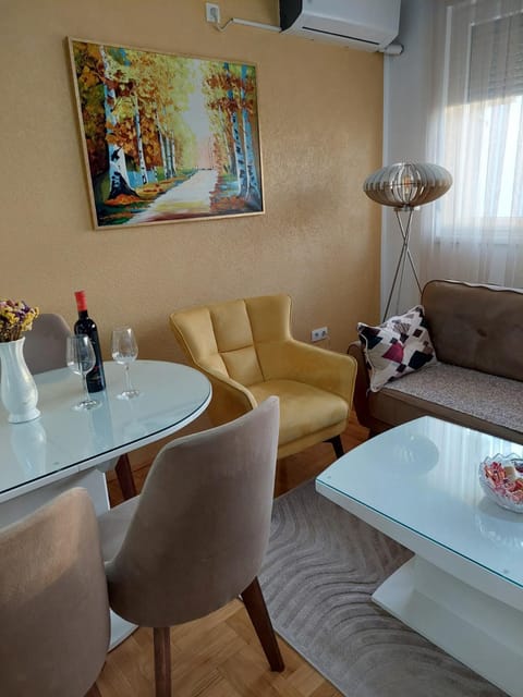 Living room, Seating area, Dining area, air conditioner