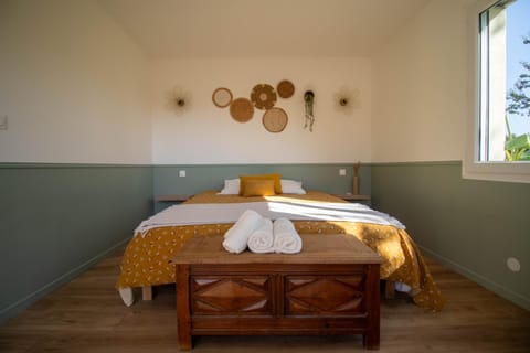 Bed, Bedroom, towels