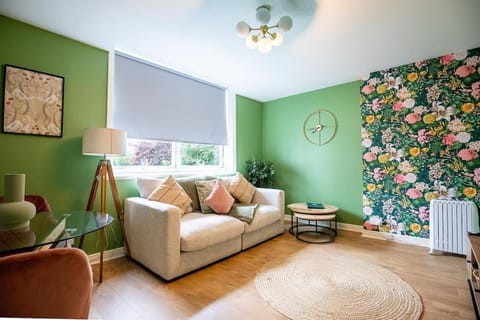 Living room, Seating area, internet